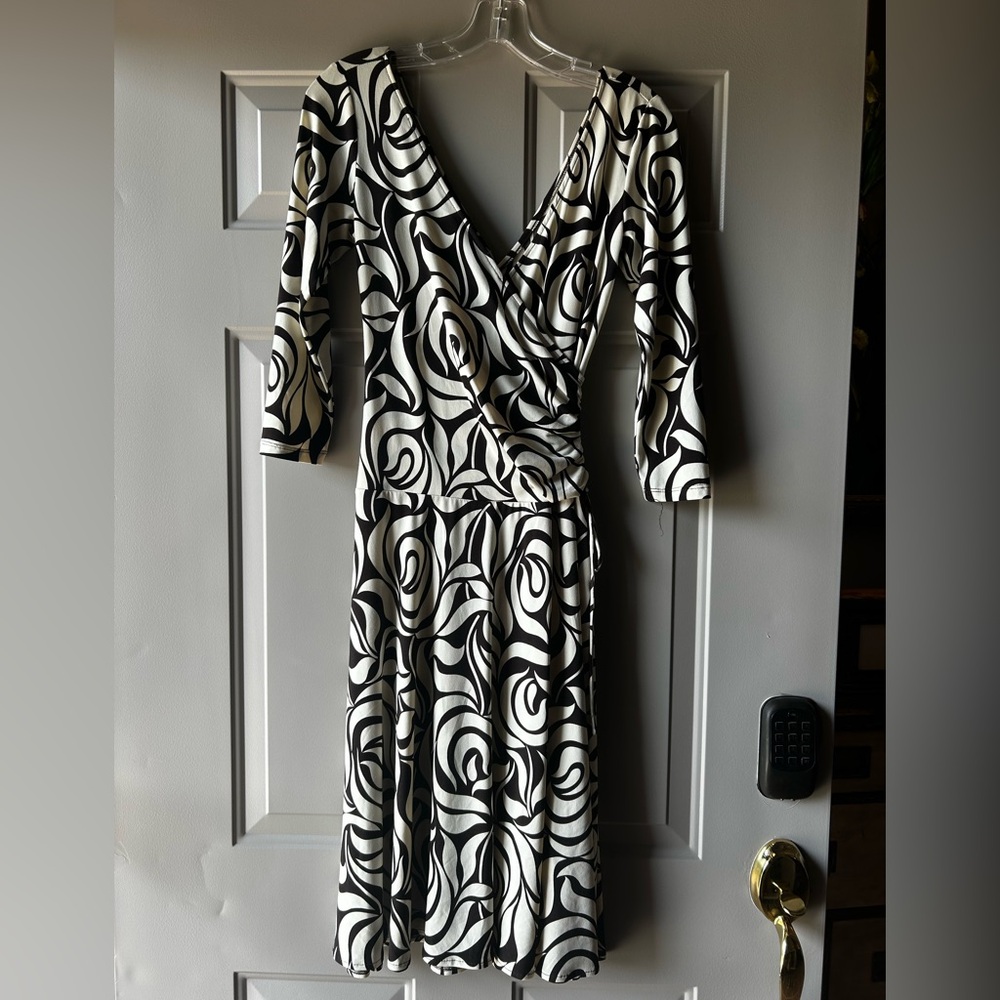 Maggy London Black and Tan Sheath Dress V-Neck 3/4 Sleeve